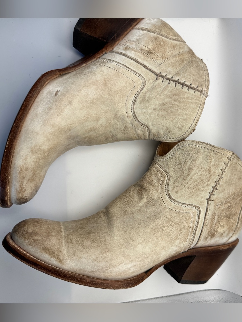 Lucchese women’s Ericka Distressed White Cream Leather Ankle Boots Booties sz 10
